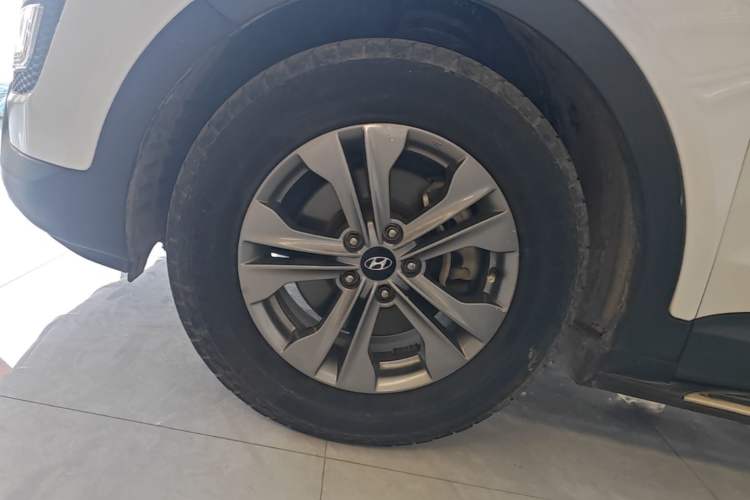 Used Hyundai Santa Fe 2015 2.4L Automatic All-Wheel Drive Smart Version 5 Seats Left Front Wheel Hub