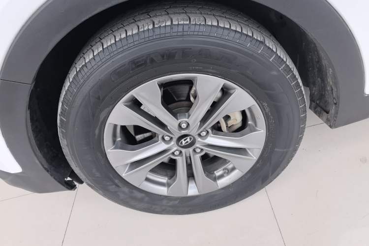 Used Hyundai Santa Fe 2015 2.0T Automatic All-Wheel Drive Smart Version 5 Seats Left Front Wheel Hub