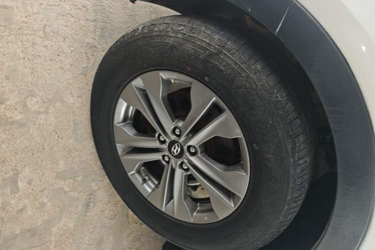 Used Hyundai Santa Fe 2015 2.0T Automatic Two-Wheel Drive Smart Version 5 Seats Left Front Wheel Hub