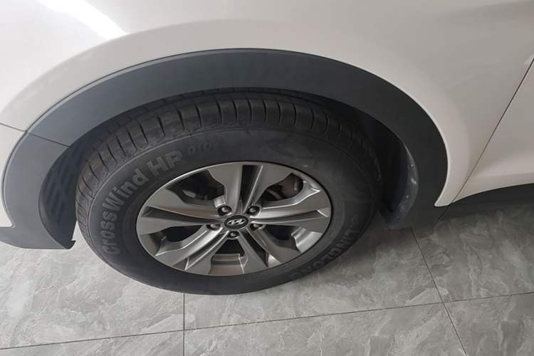 Used Hyundai Santa Fe 2015 2.0T Automatic Two-Wheel Drive Smart Version 5 Seats Left Front Wheel Hub