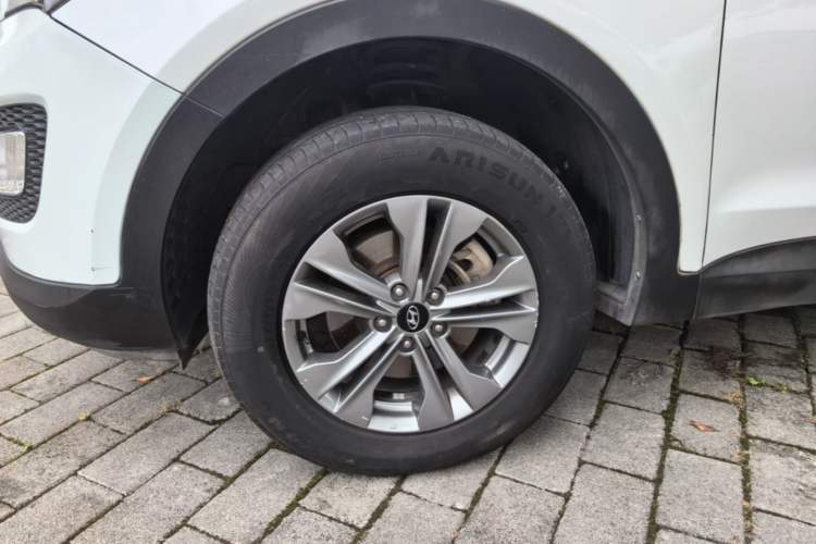 Used Hyundai Santa Fe 2015 2.0T Automatic Two-Wheel Drive Smart Version 5 Seats Left Front Wheel Hub