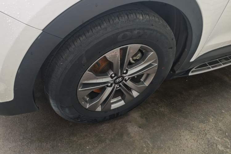 Used Hyundai Santa Fe 2015 2.4L Automatic Two-Wheel Drive Smart Version 5 Seats Left Front Wheel Hub