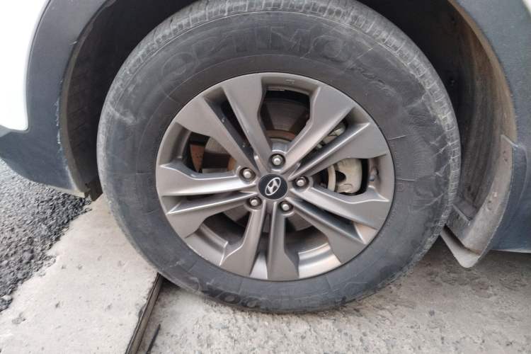 Used Hyundai Santa Fe 2015 2.0T Automatic Two-Wheel Drive Smart Version 5 Seats Left Front Wheel Hub