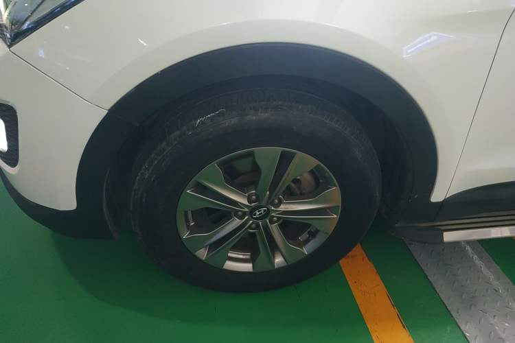 Used Hyundai Santa Fe 2015 2.0T Automatic 4x4 Smart 7-Seater Left Front Wheel Hub