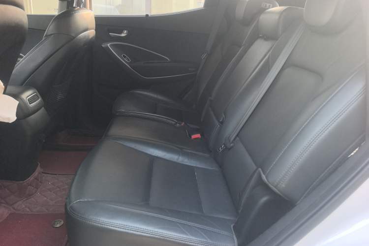 Used Hyundai Santa Fe 2015 2.4L Automatic All-Wheel Drive Smart Version 5 Seats Left Rear Seat