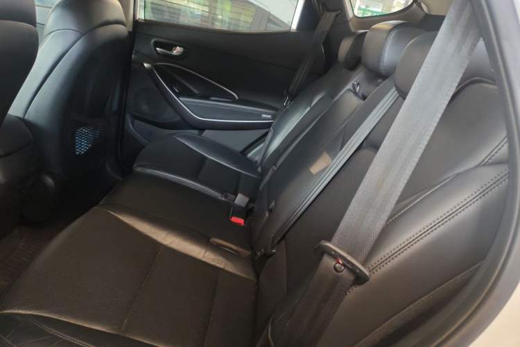 Used Hyundai Santa Fe 2015 2.0T Automatic Two-Wheel Drive Smart Version 5 Seats Left Rear Seat