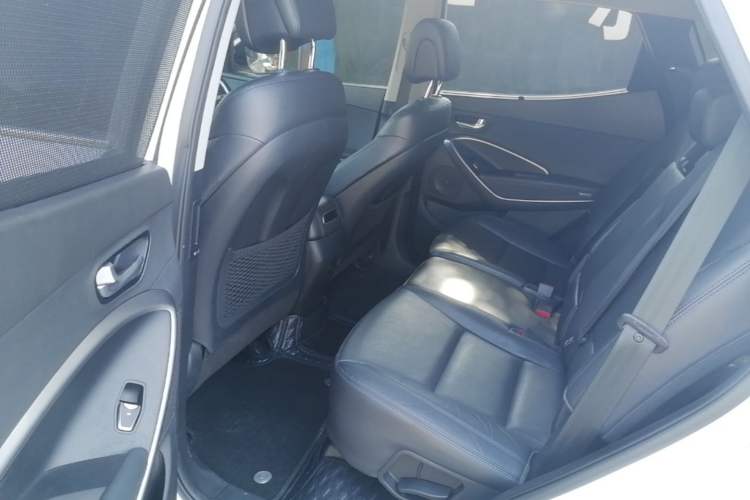 Used Hyundai Santa Fe 2015 2.0T Automatic 4x4 Smart 7-Seater Left Rear Seat