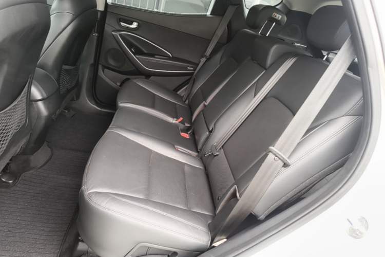 Used Hyundai Santa Fe 2015 2.4L Automatic Two-Wheel Drive Smart Version 5 Seats Left Rear Seat
