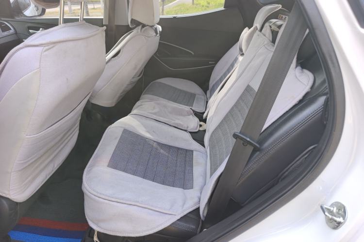 Used Hyundai Santa Fe 2015 2.4L Automatic All-Wheel Drive Smart Version 5 Seats Left Rear Seat