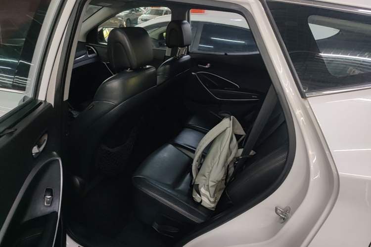 Used Hyundai Santa Fe 2015 2.4L Automatic All-Wheel Drive Smart Version 5 Seats Left Rear Seat