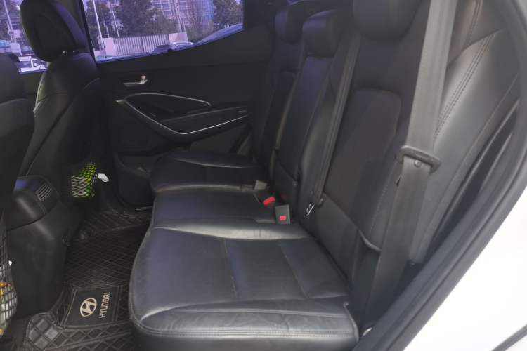 Used Hyundai Santa Fe 2015 2.4L Automatic All-Wheel Drive Smart Version 5 Seats Left Rear Seat