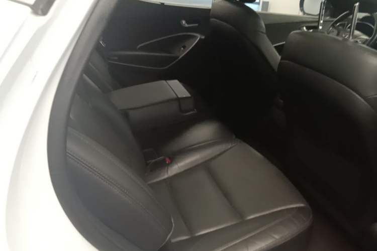Used Hyundai Santa Fe 2015 2.4L Automatic All-Wheel Drive Smart Version 5 Seats Left Rear Seat