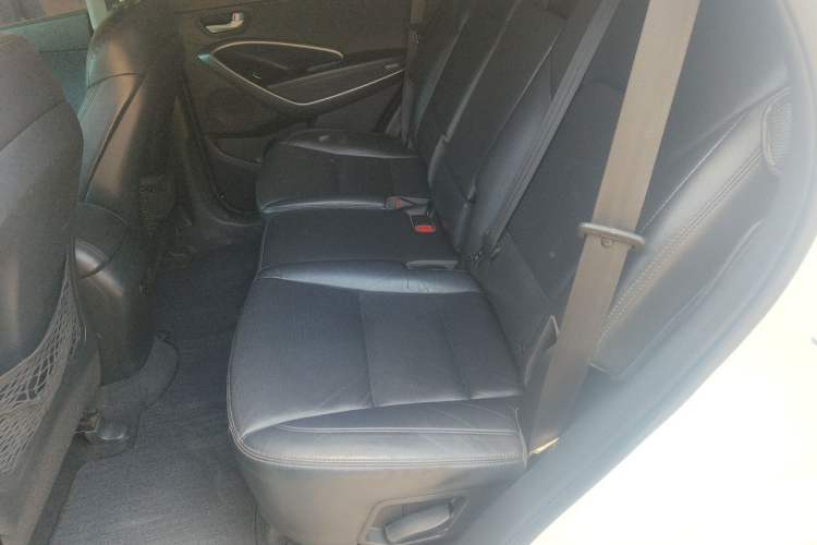 Used Hyundai Santa Fe 2015 2.0T Automatic Two-Wheel Drive Smart Version 5 Seats Left Rear Seat