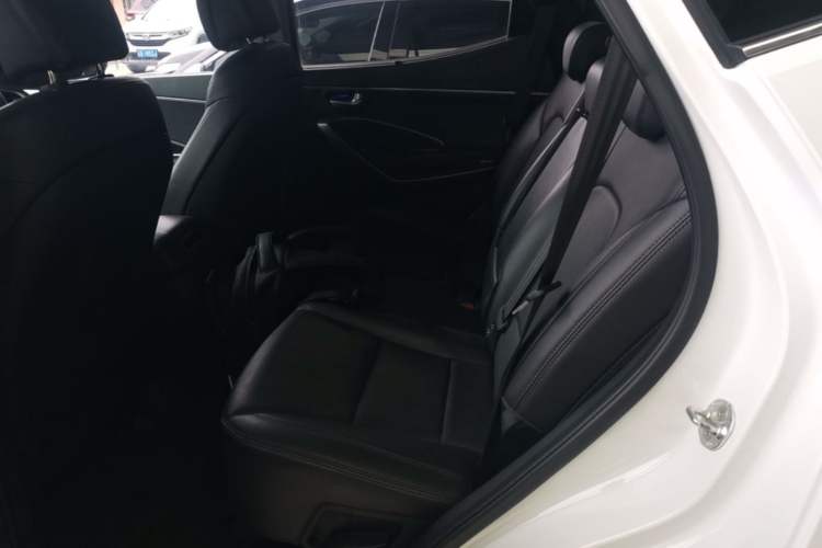 Used Hyundai Santa Fe 2015 2.4L Automatic All-Wheel Drive Smart Version 5 Seats Left Rear Seat