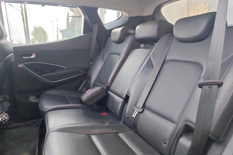 Used Hyundai Santa Fe 2015 2.4L Automatic Two-Wheel Drive Smart Version 5 Seats Left Rear Seat