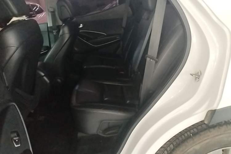 Used Hyundai Santa Fe 2015 2.0T Automatic Two-Wheel Drive Smart Version 5 Seats Left Rear Seat