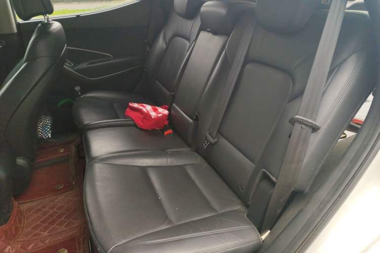 Used Hyundai Santa Fe 2015 2.4L Automatic All-Wheel Drive Smart Version 5 Seats Left Rear Seat