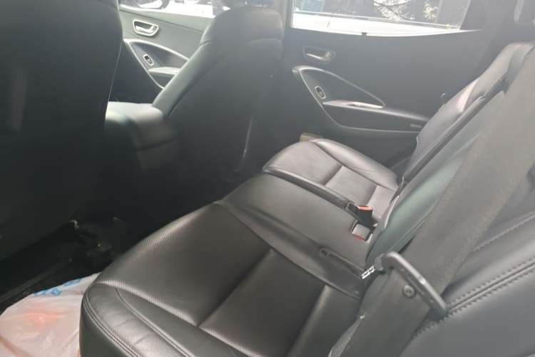 Used Hyundai Santa Fe 2015 2.4L Automatic Two-Wheel Drive Smart Version 5 Seats Left Rear Seat