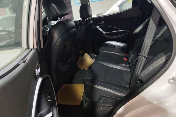 Used Hyundai Santa Fe 2015 2.4L Automatic Two-Wheel Drive Smart Version 5 Seats Left Rear Seat