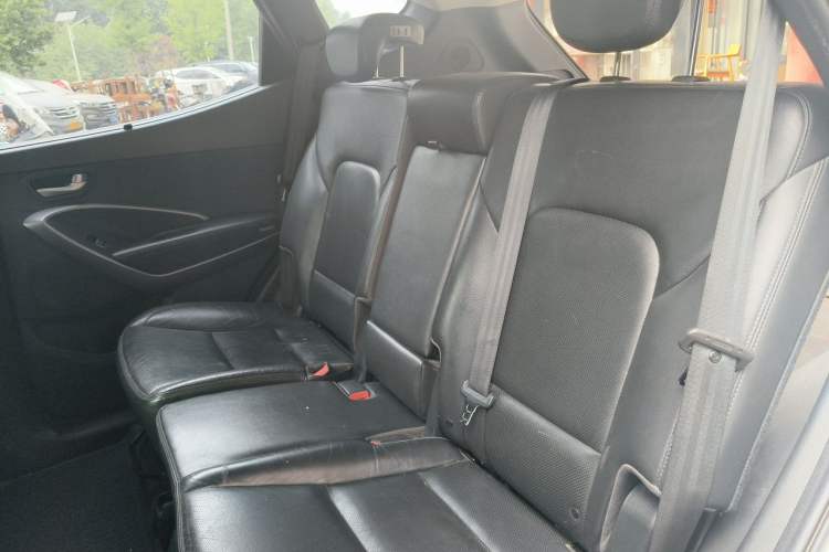 Used Hyundai Santa Fe 2015 2.4L Automatic Two-Wheel Drive Smart Version 5 Seats Left Rear Seat