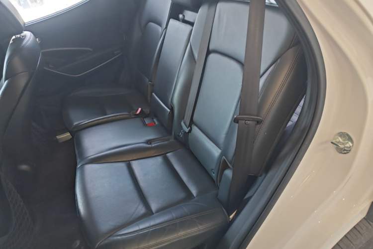 Used Hyundai Santa Fe 2015 2.4L Automatic All-Wheel Drive Smart Version 5 Seats Left Rear Seat