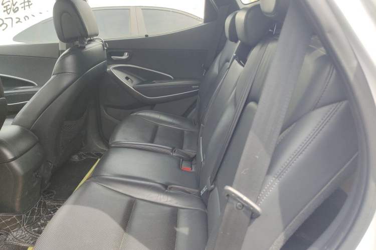 Used Hyundai Santa Fe 2015 2.0T Automatic Two-Wheel Drive Smart Version 5 Seats Left Rear Seat