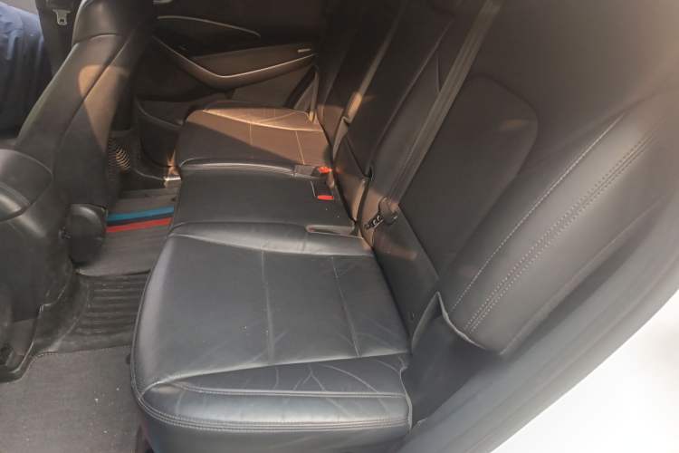 Used Hyundai Santa Fe 2015 2.0T Automatic Two-Wheel Drive Smart Version 5 Seats Left Rear Seat