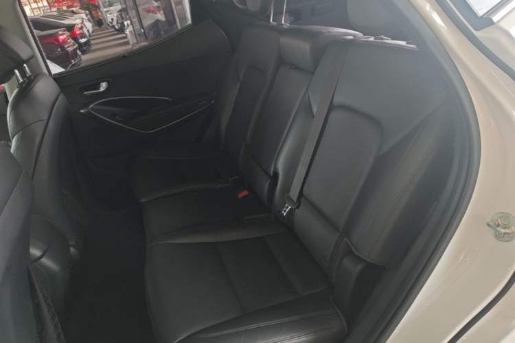 Used Hyundai Santa Fe 2015 2.0T Automatic Two-Wheel Drive Smart Version 5 Seats Left Rear Seat