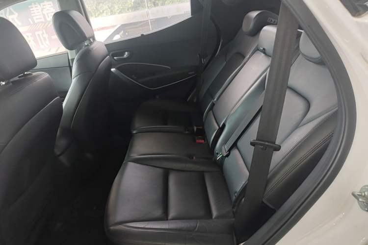Used Hyundai Santa Fe 2015 2.0T Automatic Two-Wheel Drive Smart Version 5 Seats Left Rear Seat