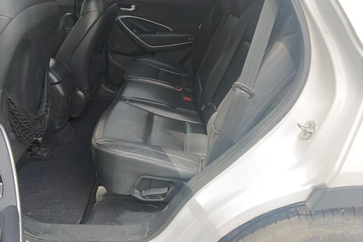 Used Hyundai Santa Fe 2015 2.4L Automatic Two-Wheel Drive Smart Version 5 Seats Left Rear Seat