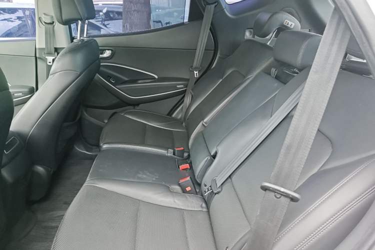 Used Hyundai Santa Fe 2015 2.4L Automatic All-Wheel Drive Smart Version 5 Seats Left Rear Seat
