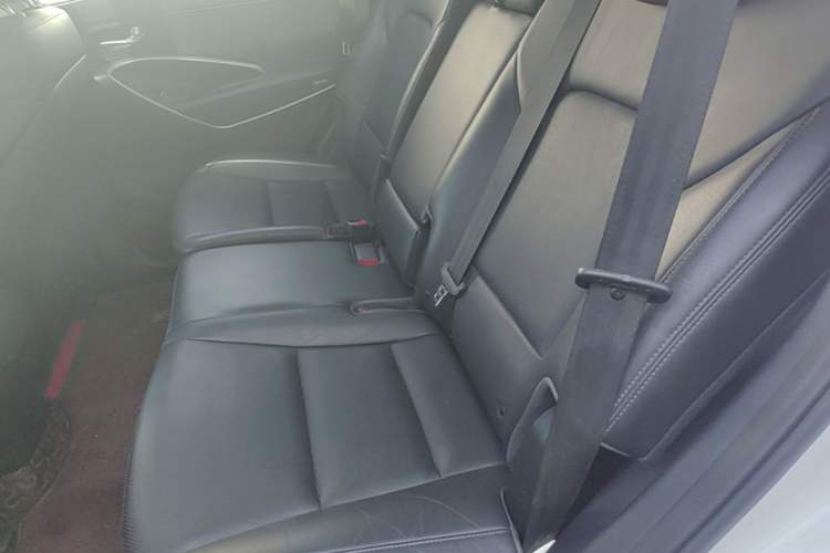 Used Hyundai Santa Fe 2015 2.4L Automatic All-Wheel Drive Smart Version 5 Seats Left Rear Seat