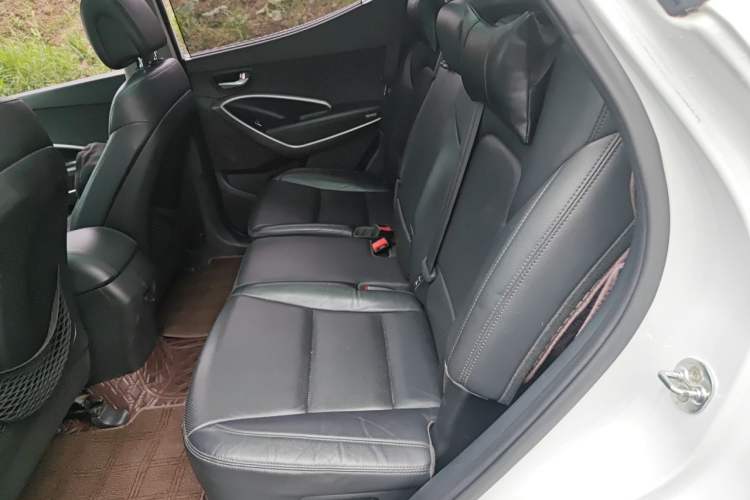 Used Hyundai Santa Fe 2015 2.0T Automatic Two-Wheel Drive Smart Version 5 Seats Left Rear Seat
