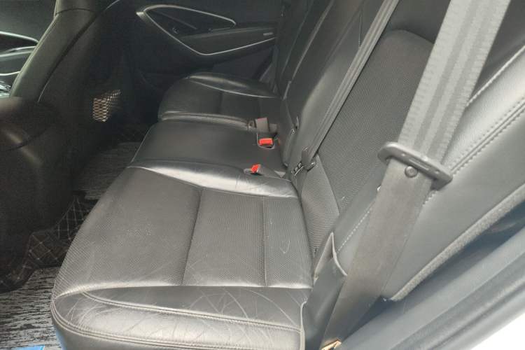 Used Hyundai Santa Fe 2015 2.0T Automatic Two-Wheel Drive Smart Version 5 Seats Left Rear Seat