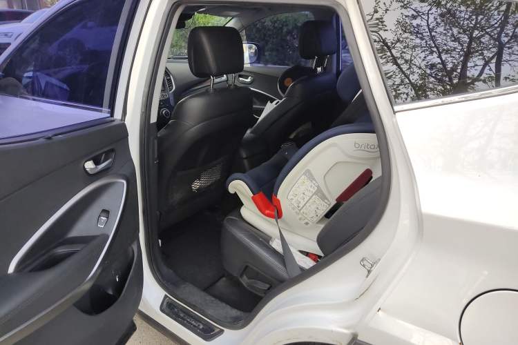 Used Hyundai Santa Fe 2015 2.0T Automatic Two-Wheel Drive Smart Version 5 Seats Left Rear Seat
