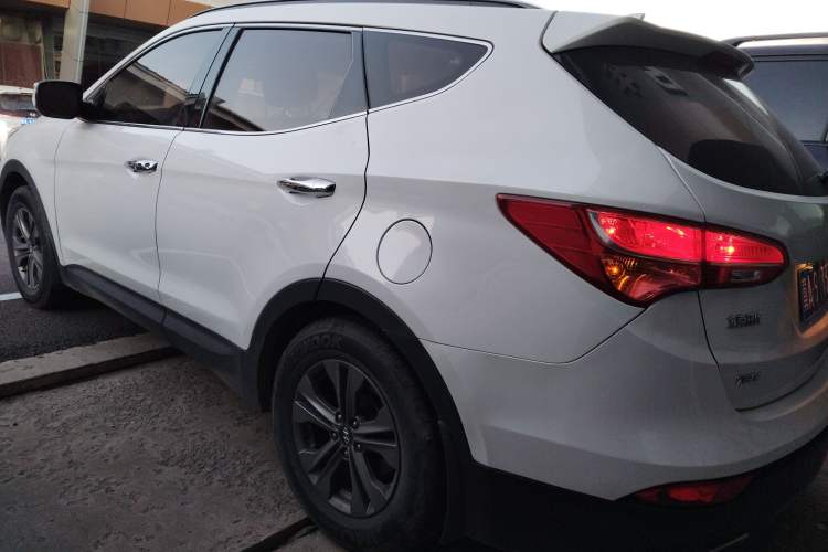 Used Hyundai Santa Fe 2015 2.0T Automatic Two-Wheel Drive Smart Version 5 Seats Left Side