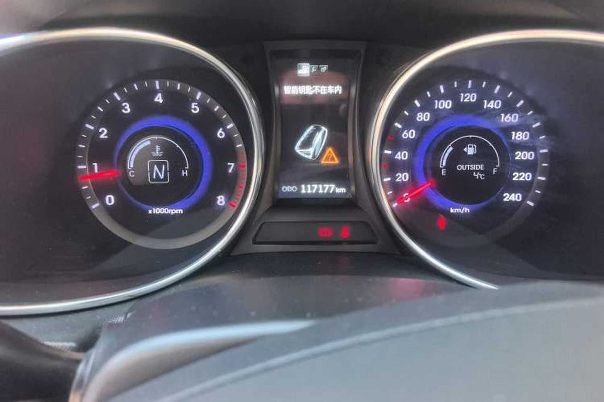 Used Hyundai Santa Fe 2015 2.4L Automatic All-Wheel Drive Smart Version 5 Seats Odometer Close Up