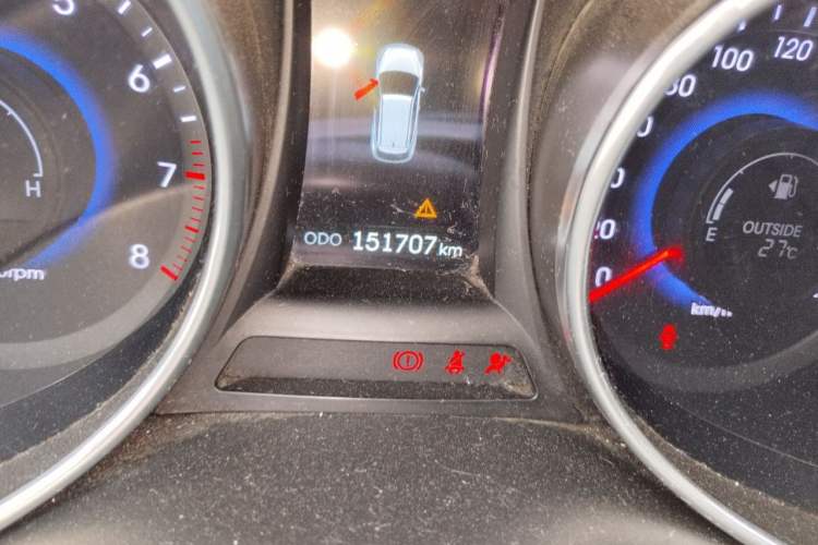 Used Hyundai Santa Fe 2015 2.4L Automatic Two-Wheel Drive Smart Version 5 Seats Odometer Close Up