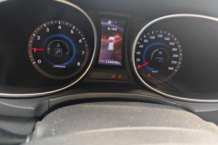 Used Hyundai Santa Fe 2015 2.4L Automatic Two-Wheel Drive Smart Version 5 Seats Odometer Close Up