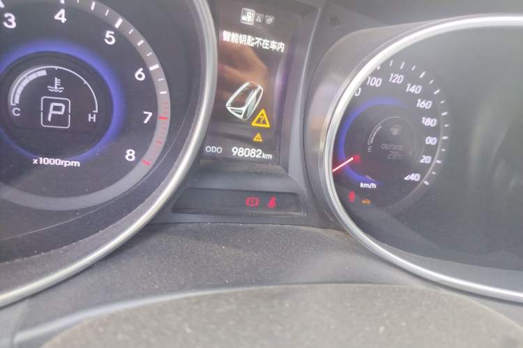 Used Hyundai Santa Fe 2015 2.4L Automatic Two-Wheel Drive Smart Version 5 Seats Odometer Close Up