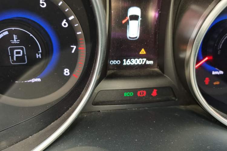 Used Hyundai Santa Fe 2015 2.0T Automatic Two-Wheel Drive Smart Version 5 Seats Odometer Close Up