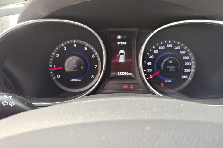 Used Hyundai Santa Fe 2015 2.0T Automatic 4x4 Smart 7-Seater Odometer Close Up