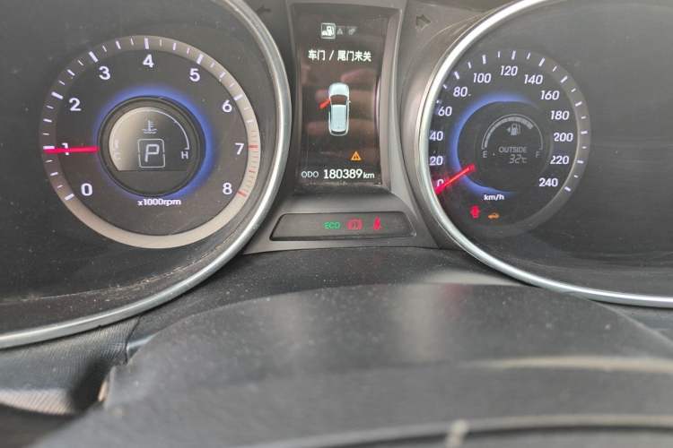 Used Hyundai Santa Fe 2015 2.0T Automatic Two-Wheel Drive Smart Version 5 Seats Odometer Close Up