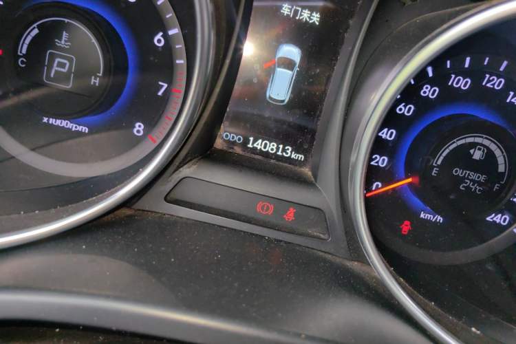 Used Hyundai Santa Fe 2015 2.0T Automatic Two-Wheel Drive Smart Version 5 Seats Odometer Close Up