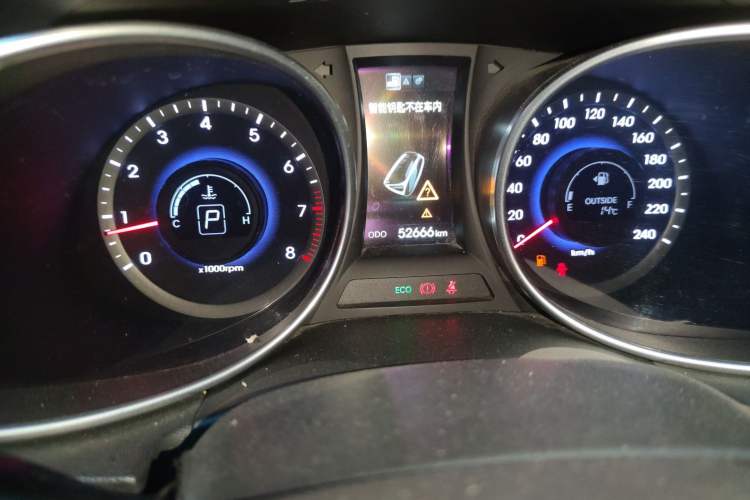Used Hyundai Santa Fe 2015 2.0T Automatic Two-Wheel Drive Smart Version 5 Seats Odometer Close Up