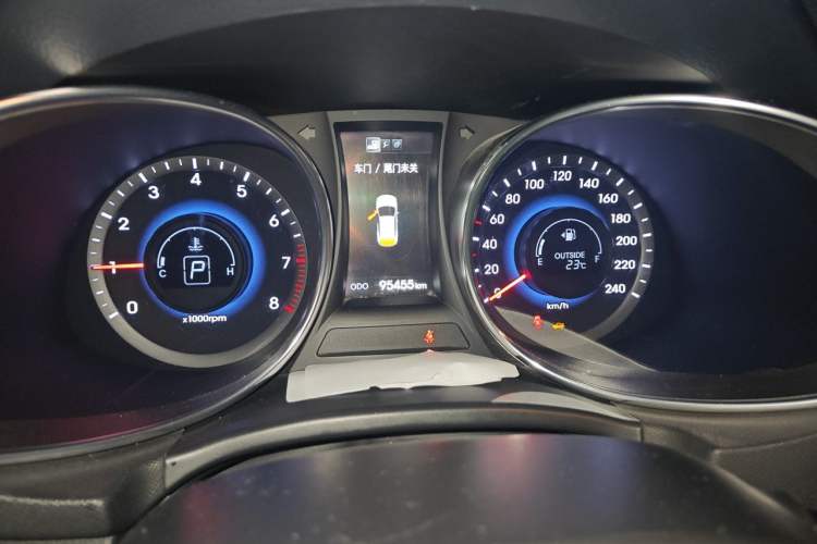Used Hyundai Santa Fe 2015 2.4L Automatic Two-Wheel Drive Smart Version 5 Seats Odometer Close Up