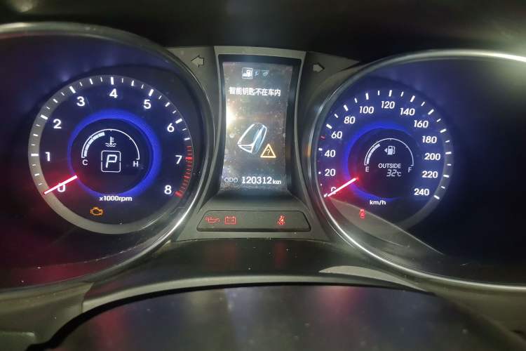 Used Hyundai Santa Fe 2015 2.0T Automatic Two-Wheel Drive Smart Version 5 Seats Odometer Close Up