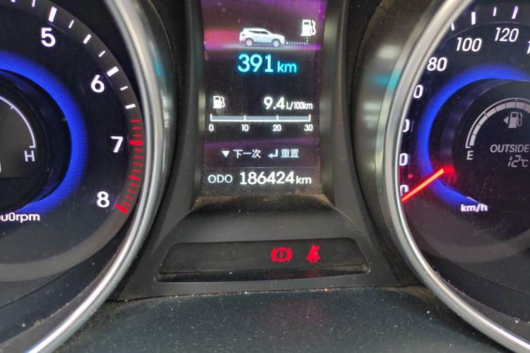 Used Hyundai Santa Fe 2015 2.4L Automatic Two-Wheel Drive Smart Version 5 Seats Odometer Close Up
