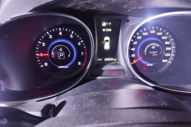 Used Hyundai Santa Fe 2015 2.0T Automatic Two-Wheel Drive Smart Version 5 Seats Odometer Close Up