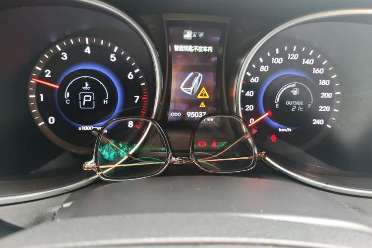 Used Hyundai Santa Fe 2015 2.4L Automatic Two-Wheel Drive Smart Version 5 Seats Odometer Close Up